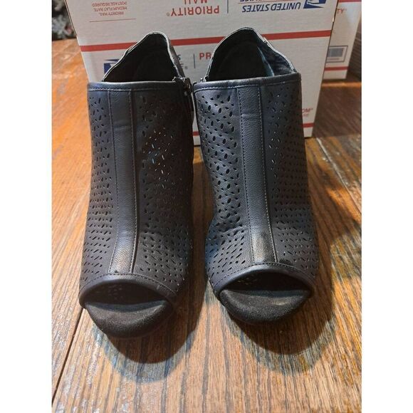 9M Giani Bernini Black Cut Out Perforated Open Toe Chunky Heel Shoes - Picture 2 of 9